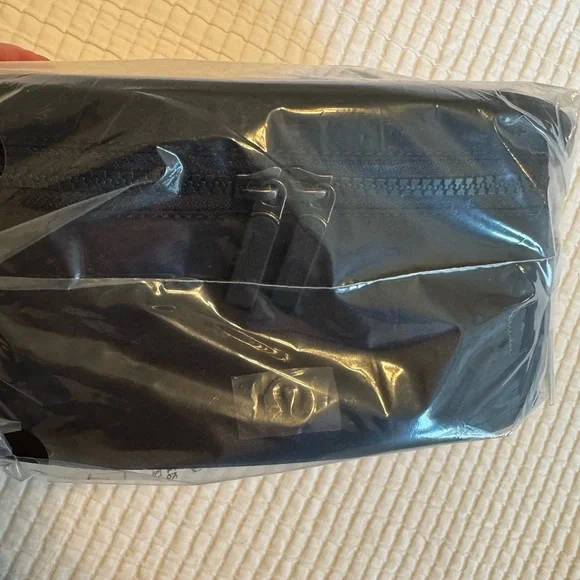 NWT lululemon Oval Top-Access Kit 3.5L - Picture 3 of 7